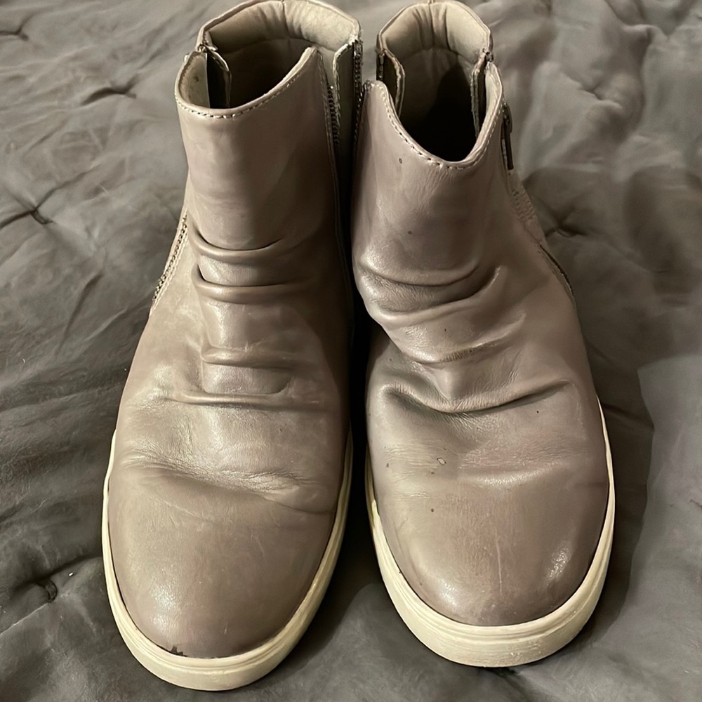 Rockport, SZ 8.5. Gray leather, rubber soul. Double zippers on both sides.